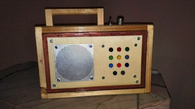 Handarbeit mit Holz, Plastik und Metall an einem Musik Player