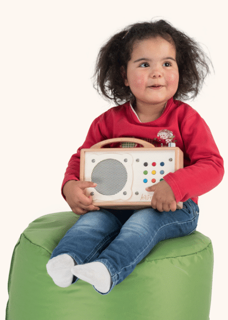 Fille prend plaisir à écouter de la musique avec hörbert