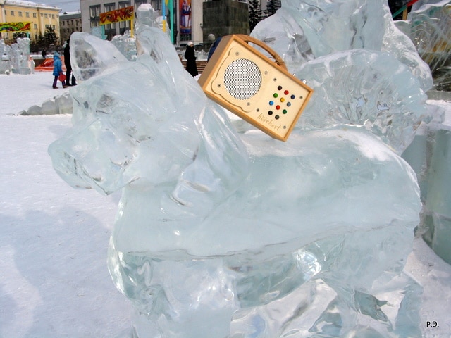 hörbert sur une statue de glace