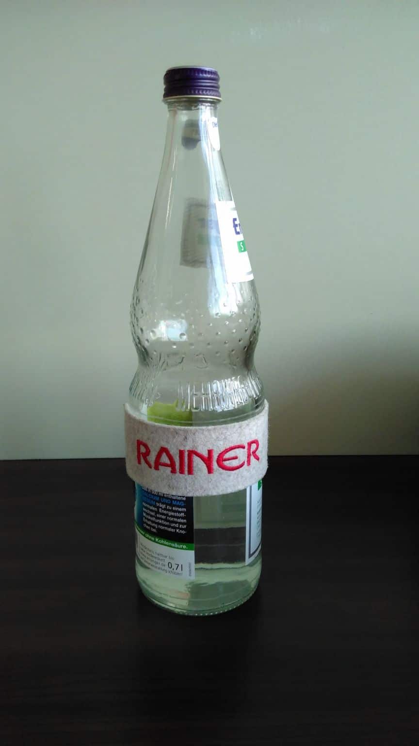 Namensschild an Wasserflasche: Rainer