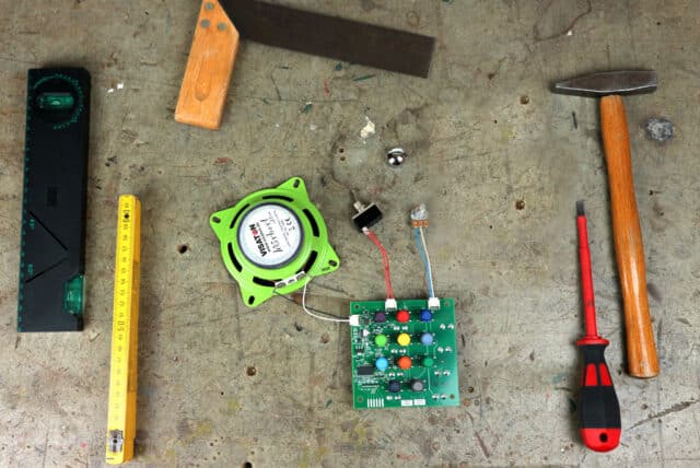 hörbert Elektronikbausatz auf der Werkbank