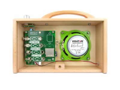 Ein Foto von hörberts Innenleben. Man sieht deutlich die Beschriftung, dass nur NiMH Akkus verwendet werden dürfen.