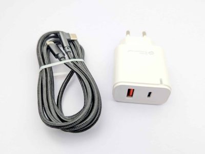 USB-C Ladegerät mit Kabel von vorne